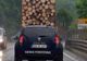 Garda Forestieră Suceava a făcut cercetări în cazul mașinii fotografiată circulând în spatele unui camion cu bușteni