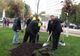 Klaus Iohannis a plantat un platan în curtea Spitalului Județean Suceava VIDEO
