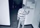 Un bărbat a fost filmat când fură un dozator cu dezinfectant dintr-o scară de bloc VIDEO