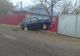 S-a oprit cu mașina în gard! Șoferița a fost transportată la spital