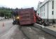 Un autotren plin cu fier vechi s-a răsturnat peste un gard. Norocul a făcut ca în zonă să nu treacă nici un pieton