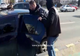 Individ încătușat în plină stradă, în zona METRO 