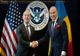 SUA: MOMENT FESTIV DEDICAT ELIMINĂRII VIZELOR PENTRU ROMÂNI, LA AMBASADA ROMÂNIEI DE LA WASHINGTON