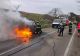 Accident grav în Vinerea Mare: mașină cuprinsă de flăcări după impact. Pericol de explozie din cauza unei instalații GPL